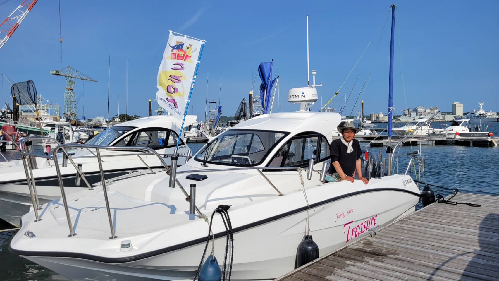 The boat and skipper at the marina, from Kotori-maru's official captain introduction